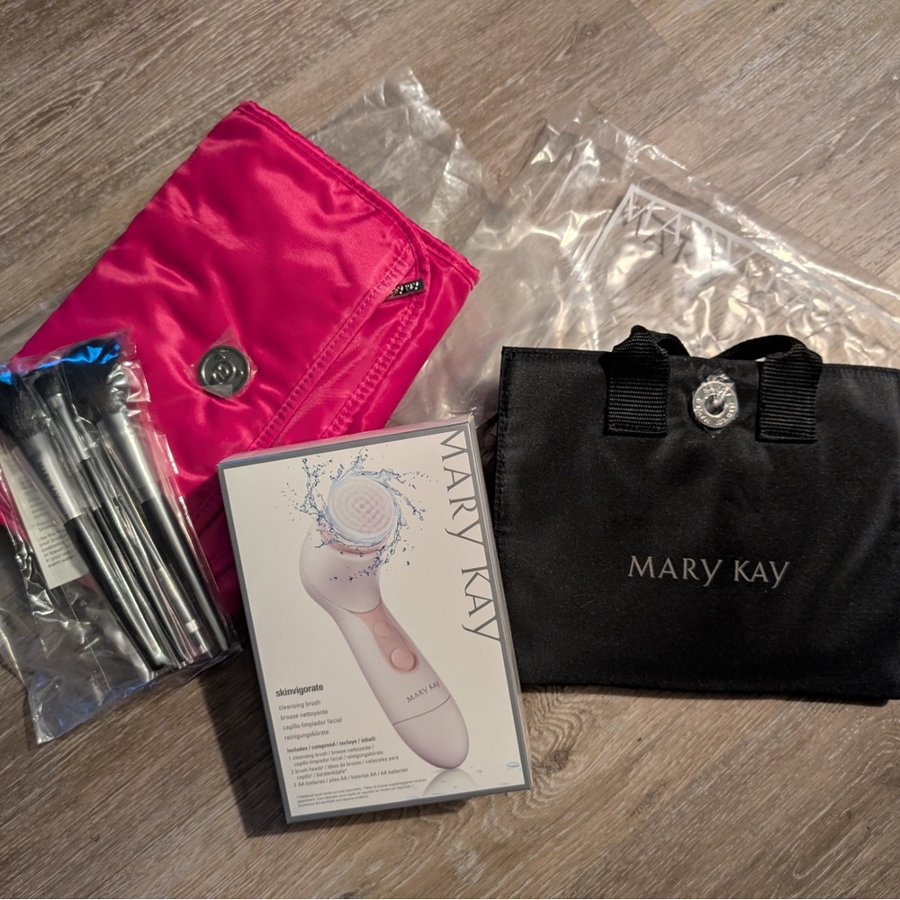 Mary Kay Skinvigorate Cleansing Brush Plus Makeup Bags